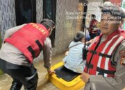 Samapta Polda Metro Jaya Melaksanakan Patroli Siaga Banjir Di Kampung Melayu