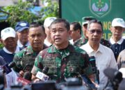 Tanpa Canggung Kasad Jenderal Maruli Pimpin Langsung Pembersihan Sungai Krukut