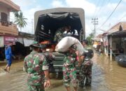 Prajurit TNI AD Distribusikan Bantuan Logistik untuk Korban Banjir di Musi Rawas Utara
