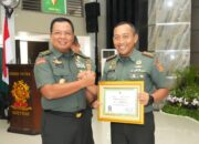 Danmenarmed 2 Putra Yudha Terima Piagam Penghargaan Pangkostrad Pada Rapim Kostrad TA 2024
