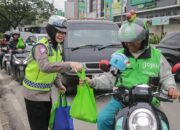 Ramadhan Berkah, Polisi Bagikan Takjil Berbuka Puasa di Tangerang