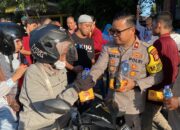 Harmoni Di Bulan Ramadhan Polsek Metro Tamansari dan Mahasiswa Bagikan Takjil Kepada Masyarakat