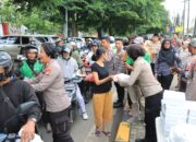 Ratusan Pengendara Sepeda Motor di Hentikan Oleh Polisi Untuk Berbagi Takjil