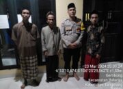 Personil Polsek Balaraja Aipda Khodir dan Aipda Eka Sholat Taraweh keliling di Mesjid Jami’ Darul Muttaqin Gembong Balaraja.