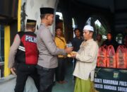 Polresta Bandara Soekarno-Hatta (Soetta) Bagi Bagi Takjil kepada Para Jemaah Dan Masyarakat Di Masjid Al-Furqon