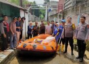 Kapolsek Bojongsari Berserta Jajaran Bersama Team Tagana Beraksi di Lokasi Banjir
