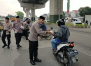 Bantu Warga Berbuka Puasa Yang Dalam Perjalanan Polsek Cakung Bagikan Ratusan Takjil