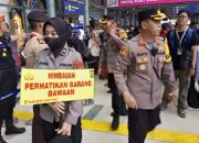 Kapolrestro Jakpus Pantau Dan Berikan Himbauan Kepada Pemudik Yang Masih Mengalir Di Stasiun Senen