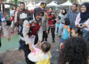 Kapolres Dan Polwan Jakut Bagi Boneka ke Pengunjung Anak Di Ancol