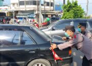 Aksi Sigap Personel Pos Pam Polresta Cirebon Bantu Mobil Pemudik Yang Mogok Di Palimanan