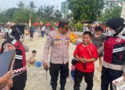 Setelah Boneka Kini Polisi Bagi Mobil Mainan Ke Pengunjung Anak Laki-laki Di Ancol