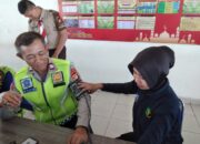 Pada Arus Balik Lebaran Sejumlah Pospam Di Datangi Tim Dokkes Guna Nengecek kesehatan Anggota