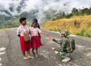 Tanpa Alas Kaki Anak Papua Semangat Bersekolah Dapat Hadiah Dari Prajurit Condromowo