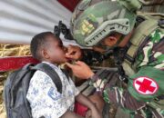 Kesekolah Tanpa Alas Kaki Bintara kesehatan Sigap Obati Luka Anak Papua