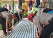 Kapolsek Tajurhalang Membantu Memperbaiki Rumah Warga Yang Rusak Akibat Angin Kencang