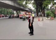 Personel Samapta Polrestro Jakbar Berikan Pelayanan Pengaturan Arus Lalu Lintas Saat Jam Berangkat Kerja