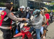 Polwan Polres Metro Jakut Bagikan Permen Dan Air Mineral Dalam Peringatan Hari Buruh Sedunia