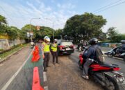 Sigap !! Personel Sat Lantas Polrestro Depok Bersihkan Tumpahan Oli Yang Bahayakan Pengguna Jalan