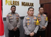 Kapolres Nganjuk Beri Bantuan Sosial Kepada Ilun Bocah SD Yang Bantu Orang Tua Menjadi Pengumpul Sampah Daur Ulang