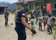 Satgas Yonif 509 Kostrad Berbagi Keceriaan Ajak Main Bola Anak-anak Papua