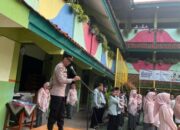 Bhabinkamtibmas Dan Kapospol Kedoya Utara Sampaikan Pesan Positif Kepada Siswa SMA 57 Yang Lulus