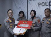 Kabid Humas Polda Metro Jaya Berikan Reward Kepada 5 Personel Berprestasi