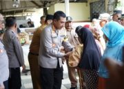 Peduli Terhadap Sesama Kapolres Metro Bekasi Bagikan Puluhan Paket Sembako Kepada Lansia