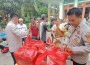 Polisi Bagikan Ratusan Nasi Box Kepada Warga Slum Area