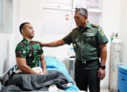 Kebersamaan Dan Bangkitkan Moril Pangdam Cenderawasih Jenguk Prajurit Di RSMI Jayapura