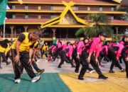 Jalin Silaturahmi Dan Kekeluargaan Kapolrestro Jaktim Beserta Bhayangkari Gelar Olahraga Bersama