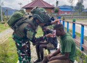 Ingin Ganteng Dan Rapi Remaja Intan Jaya Antri Untuk Pangkas Rambut Oleh Prajurit Satgas Yonif 509 Kostrad   