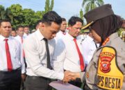Kapolresta Cirebon Berikan Penghargaan Kepada Puluhan Personel Polresta Cirebon Berprestasi