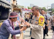 Kapolres Metro Jakarta Timur Bagikan Ratusan Nasi Box Kepada Warga Slum Area