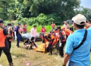 Polisi Bersama Tim Gabungan Berhasil Evakuasi Korban Hanyut Di Sungai Brantas Tulungagung