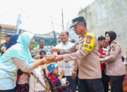 Berbagi Sesama, Kapolres Metro Jakarta Timur Gelar Jumat Peduli Dengan Bagikan Nasi Kotak Kepada Warga Slum Area