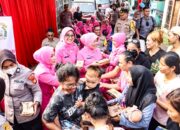 Kapolres Metro Jakarta Timur, Bhayangkari Dan Polwan Bagikan Nasi Gratis Kepada Warga Slum Area