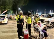 Aksi Polwan Polres Lumajang Sigap Bantu Calon Jamaah Haji Lansia