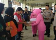 Kepedulian Polisi Bagikan Ratusan Paket Nasi Kotak di Terbus Pulogebang Cakung Jakarta Timur 