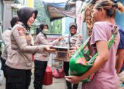 Polwan Polres Metro Jakarta Timur Berbagi Makan kepada Masyarakat