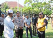 Bakti Religi, Kapolres Jakut Ajak Anggota Bersih-bersih Di Pura Dalem Purnajati Tanjung Puri   