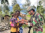 Satgas Yonif 509 Kostrad Berbagi Keceriaan Di Kampung Holomama, Intan Jaya