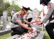 Jelang HUT Bhayangkara Ke-78 Wakapolri Komjen Agus Indrianto Jajaran Mabes Polri Ziarah ke TMP Kalibata