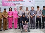 Sambut HUT Bhayangkara Ke-78, Polres Metro Bekasi Bedah Rumah Warga