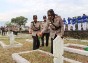Kapolresta Cirebon Pimpin Ziarah Dan Tabur Bunga di TMP Gegunung Dalam Peringatan Hari Bhayangkara ke-78
