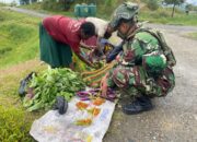 Satgas Yonif 509 Kostrad Rutin Laksanakan Rosita: Kurangi Beban Pedagang Dan Bantu Kebutuhan Prajurit