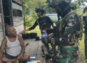 Komsos Rumah Ke Rumah, Prajurit Koops Habema Disambut Gembira Warga Ginid