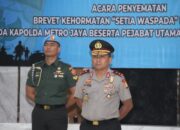 Kapolda Metro Jaya Terima Penghargaan Dan Brevet Kehormatan Setia Waspada Paspampres
