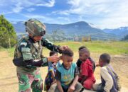 Satgas TNI Peduli Pangkas Rambut, Disambut Ceria Anak-Anak Gome