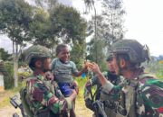 Kunjungi Dan Sapa Warga Holomama, Satgas TNI Disambut Antusias