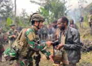 Bagikan Sembako, Kepedulian Prajurit TNI Disambut Gembira Warga Otalama